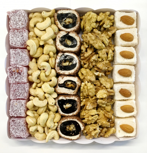 Подарочный набор квадратный из орехов и сладостей