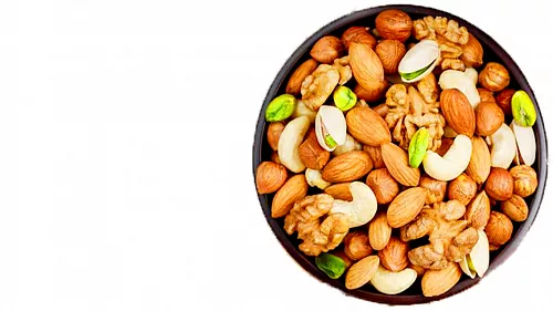Сухофрукты и орехи: в чем польза для организма